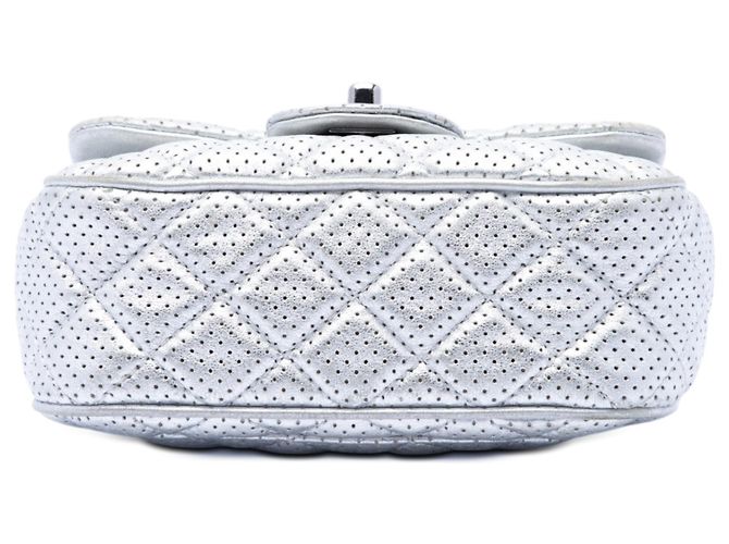 Borsa a tracolla Chanel Mini Square Classic in pelle d'agnello traforata argento con patta singola - vista 3
