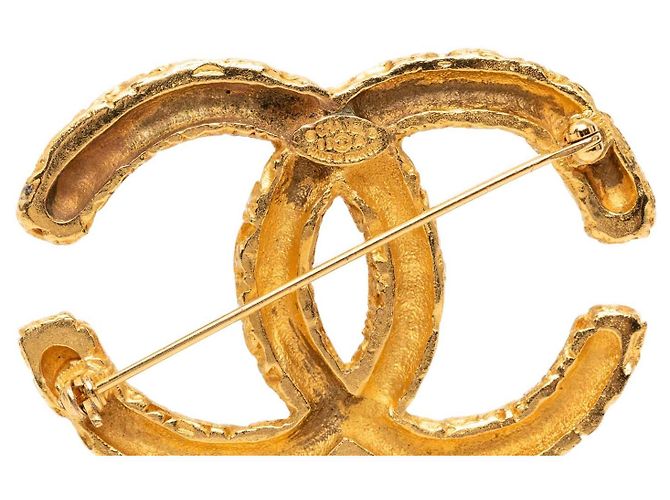 Spilla Chanel CC placcata oro con rilievo barocco D'oro - vista 3