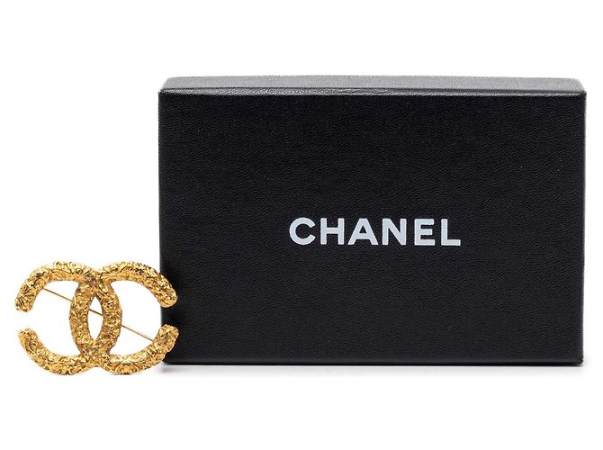 Spilla Chanel CC placcata oro con rilievo barocco D'oro - vista 4