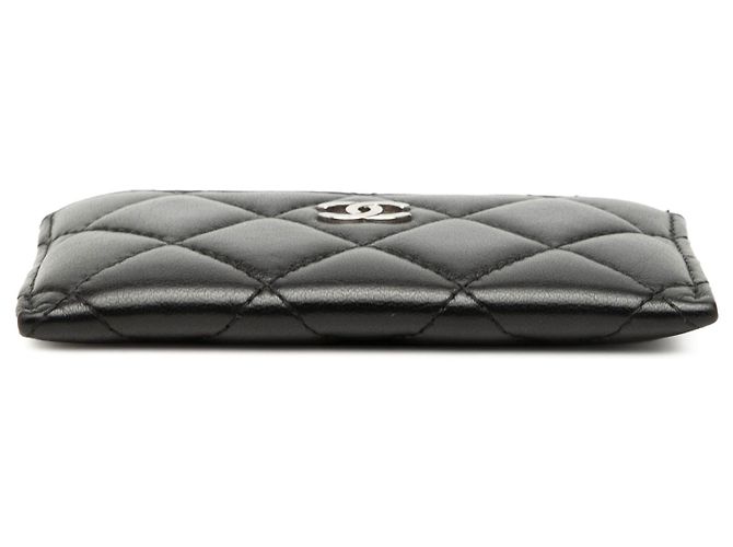 Tarjetero de piel de cordero acolchado Chanel CC negro - vista 3