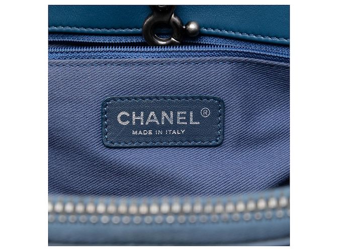 Borsa bowling Chanel CC in pelle di vitello invecchiata trapuntata blu - vista 5