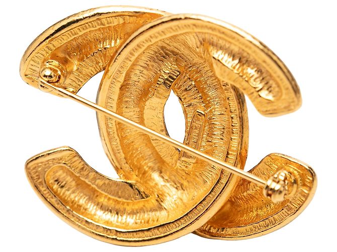 Spilla Chanel CC trapuntata placcata oro D'oro - vista 3