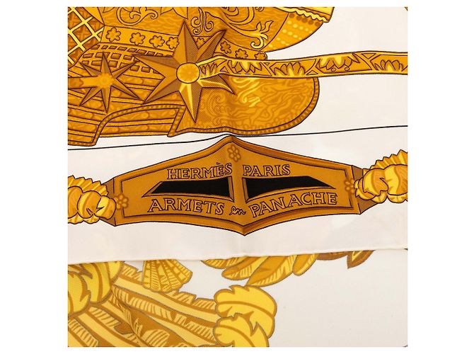 Sciarpa in seta Hermès Armets en Panache 90 Oro D'oro - vista 2
