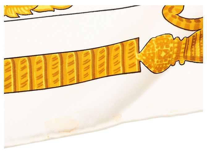 Sciarpa in seta Hermès Armets en Panache 90 Oro D'oro - vista 5