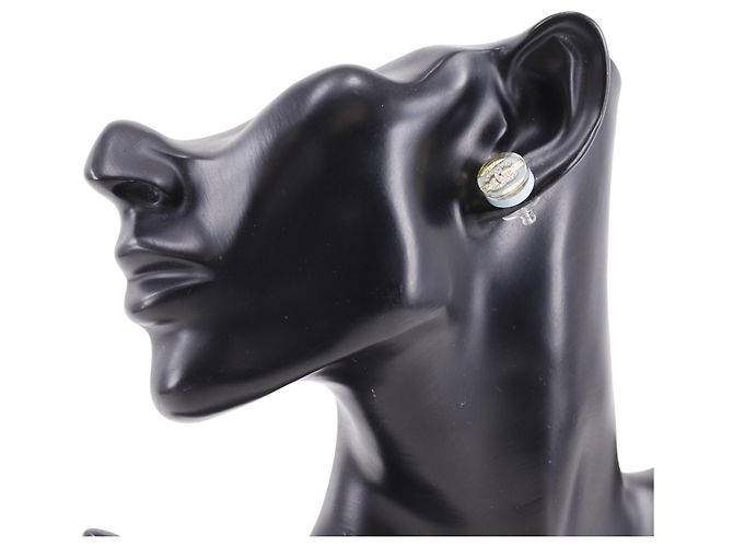 Orecchini a lobo a righe in resina e strass placcati oro Gold Chanel CC D'oro - vista 9