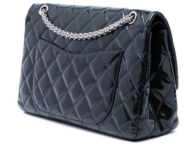 Borsa a tracolla Chanel Reissue 2.55 Double Flap 227 in vernice matelassé blu - vista 2