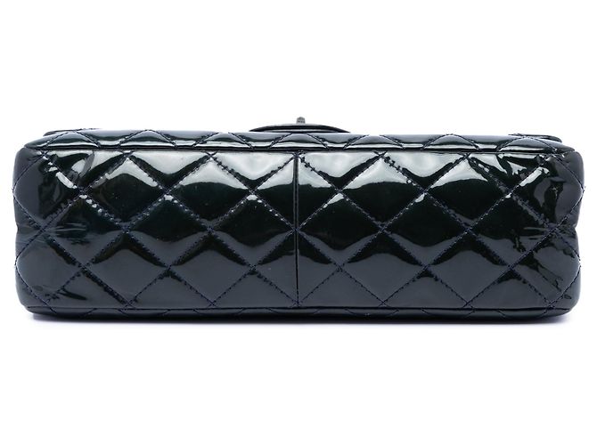 Borsa a tracolla Chanel Reissue 2.55 Double Flap 227 in vernice matelassé blu - vista 3