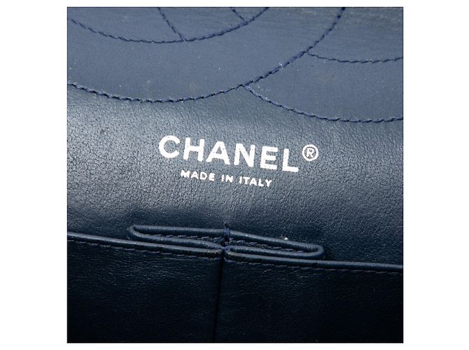 Borsa a tracolla Chanel Reissue 2.55 Double Flap 227 in vernice matelassé blu - vista 5