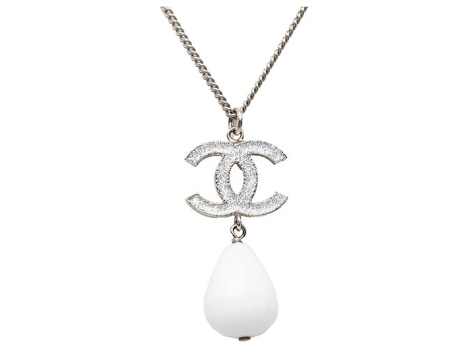 Collana con pendente a goccia Chanel CC in resina e ottone argentato Argento - vista 2