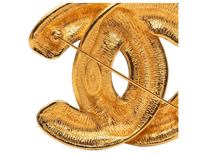 Spilla matelassé Chanel CC placcata oro D'oro - vista 3