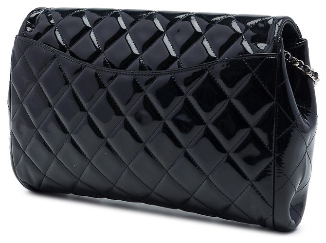Clutch de aba acolchoada em verniz preto Chanel CC com alça de corrente - vista 2