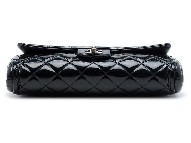 Clutch de aba acolchoada em verniz preto Chanel CC com alça de corrente - vista 3