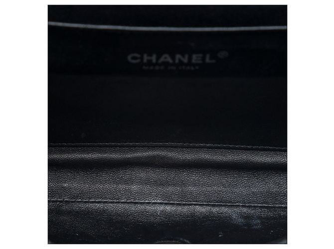Clutch de aba acolchoada em verniz preto Chanel CC com alça de corrente - vista 4