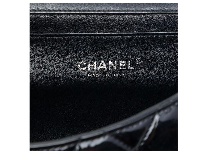 Clutch de aba acolchoada em verniz preto Chanel CC com alça de corrente - vista 5