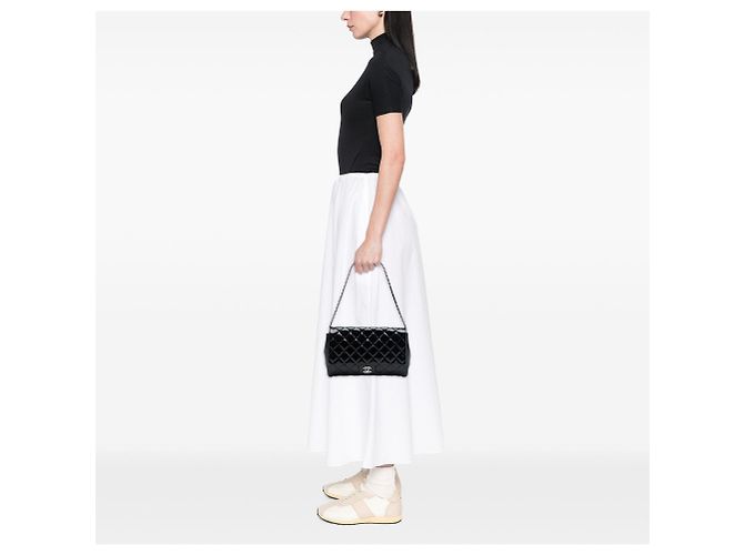 Clutch de aba acolchoada em verniz preto Chanel CC com alça de corrente - vista 6