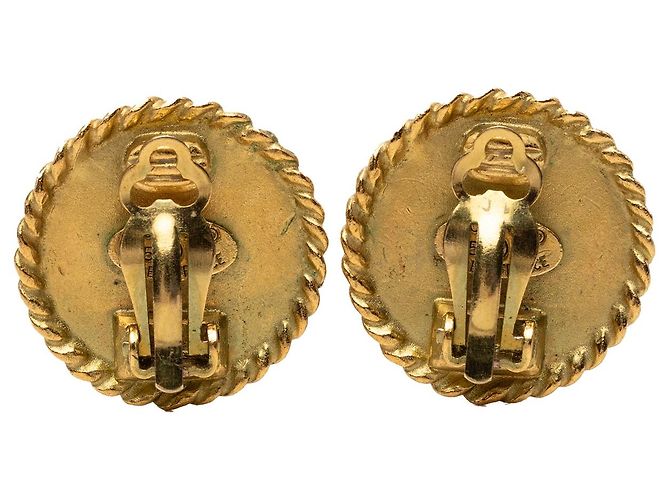 Orecchini a clip rotondi Chanel CC placcati oro e smalto D'oro - vista 2