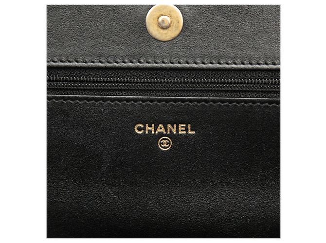 Borsa a tracolla Chanel Boy Wallet on Chain in pelle caviar matelassé nera Nero - vista 5