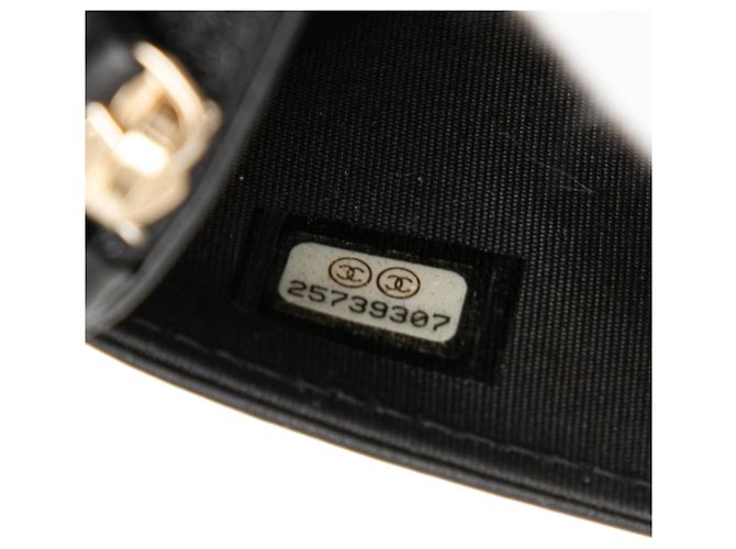 Borsa a tracolla Chanel Boy Wallet on Chain in pelle caviar matelassé nera Nero - vista 6