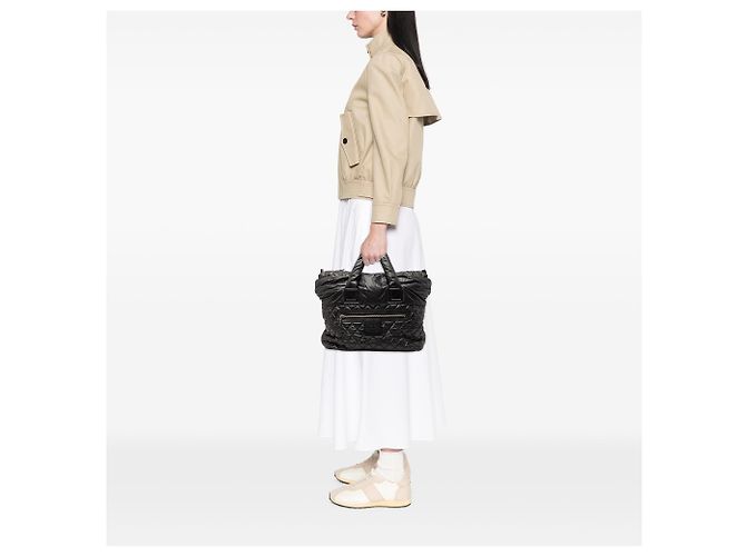 Chanel Large Coco Cocoon Wendbare Tote aus gestepptem Nylon, Schwarz - Ansicht 7