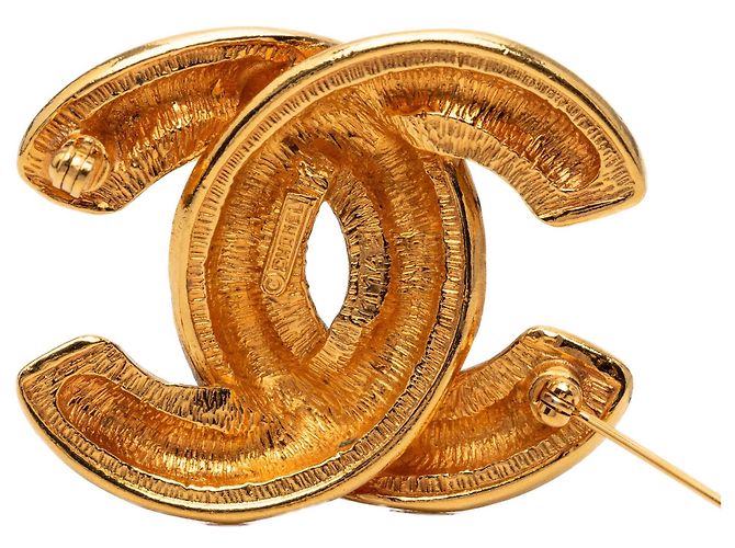 Spilla Chanel CC matelassé placcata oro D'oro - vista 3