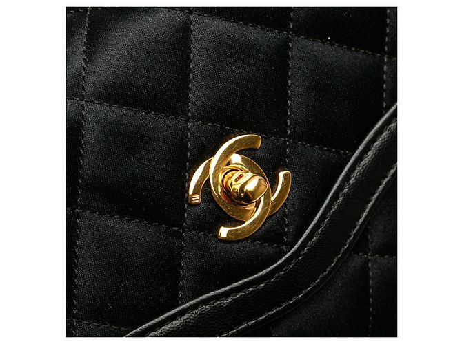 Sac Crossbody Chanel CC en satin matelassé noir avec chaîne Bijoux et rabat unique - vue 8