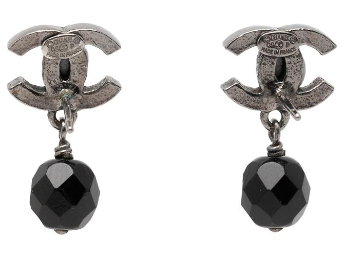 Orecchini Chanel CC in argento con perline in ottone e chiusura a pressione - vista 2