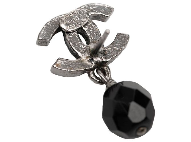 Orecchini Chanel CC in argento con perline in ottone e chiusura a pressione - vista 3