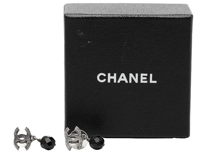 Orecchini Chanel CC in argento con perline in ottone e chiusura a pressione - vista 4