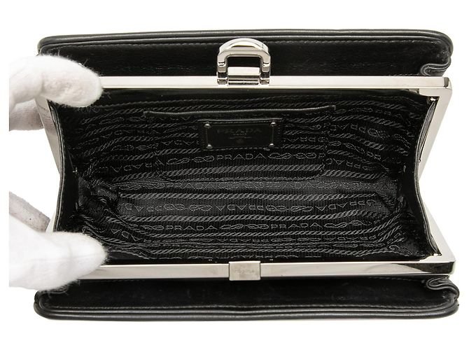 Prada Clutch aus Leder mit Nieten in Schwarz mit Verschluss - Ansicht 4