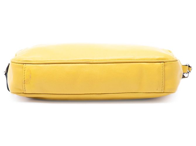 Clutch da polso in pelle gialla Prada Giallo - vista 3