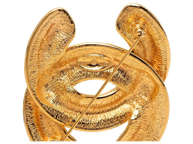 Spilla matelassé Chanel CC placcata oro D'oro - vista 3