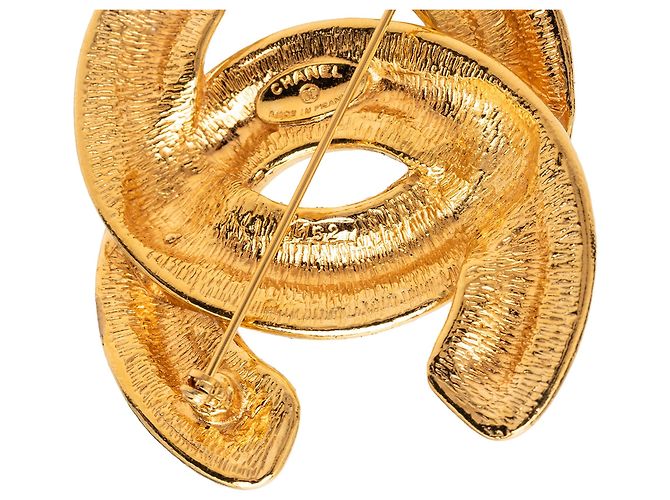 Spilla matelassé Chanel CC placcata oro D'oro - vista 4