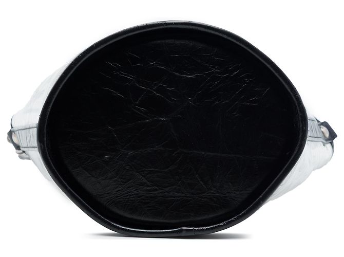 Borsa a secchiello Chanel Coco Camellia Medium in PVC nero e vitello stropicciato - vista 3