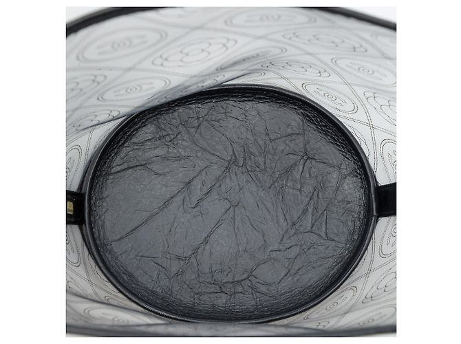Borsa a secchiello Chanel Coco Camellia Medium in PVC nero e vitello stropicciato - vista 4