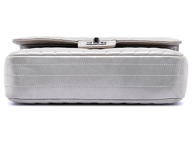 Borsa a tracolla Chanel Medium Classic Chevron in pelle d'agnello iridescente argento con doppio lembo - vista 3