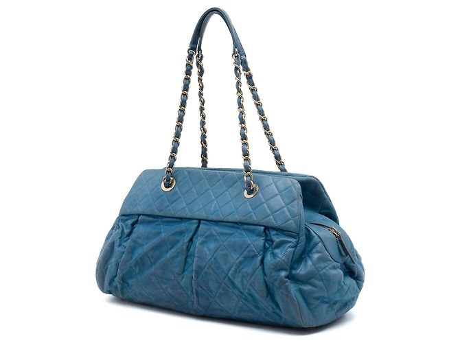 Borsa Bowling Chic Quilt in vitello iridescente matelassé blu Chanel - vista 2
