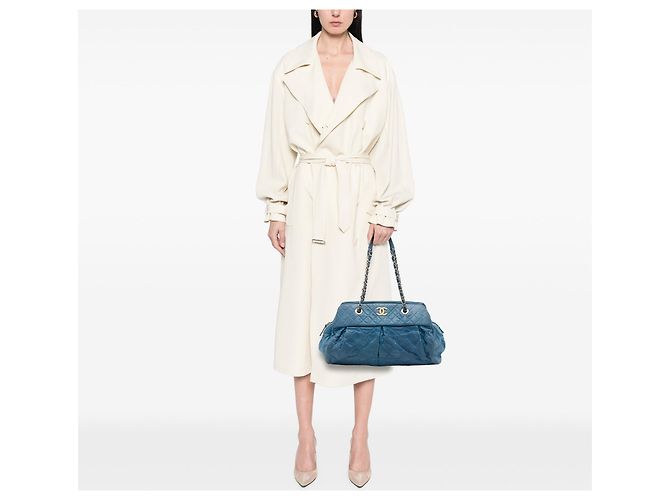 Borsa Bowling Chic Quilt in vitello iridescente matelassé blu Chanel - vista 6