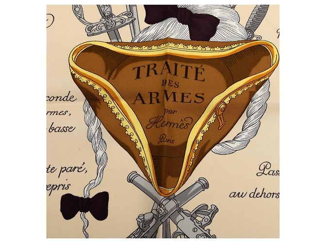Pañuelo de seda Hermès Traite Des Armes Beige 90 - vista 5