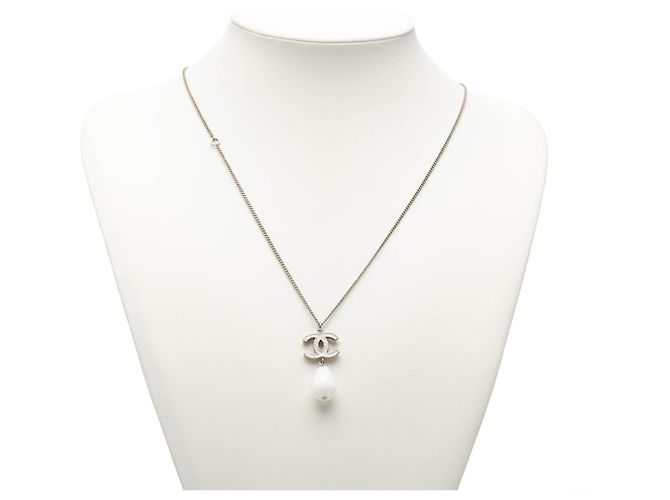 Collana con pendente Chanel CC in ottone e perle sintetiche argento - vista 5