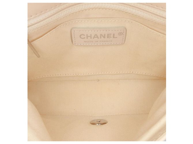 Borsa a tracolla Chanel in vitello matelassé Tan con patta e catena goffrata Cammello - vista 4