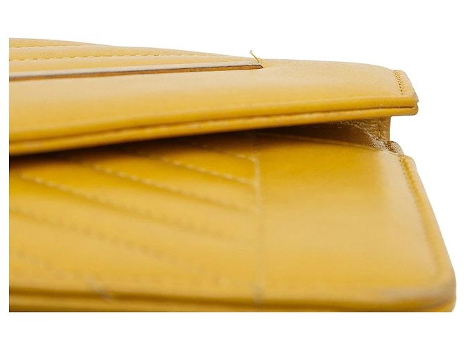 Borsa a tracolla Chanel Small Reversed Chevron in pelle d'agnello gialla Giallo - vista 10