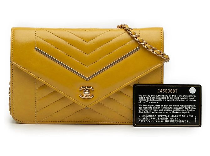 Borsa a tracolla Chanel Small Reversed Chevron in pelle d'agnello gialla Giallo - vista 12