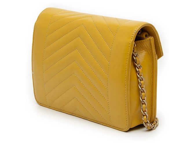 Borsa a tracolla Chanel Small Reversed Chevron in pelle d'agnello gialla Giallo - vista 2