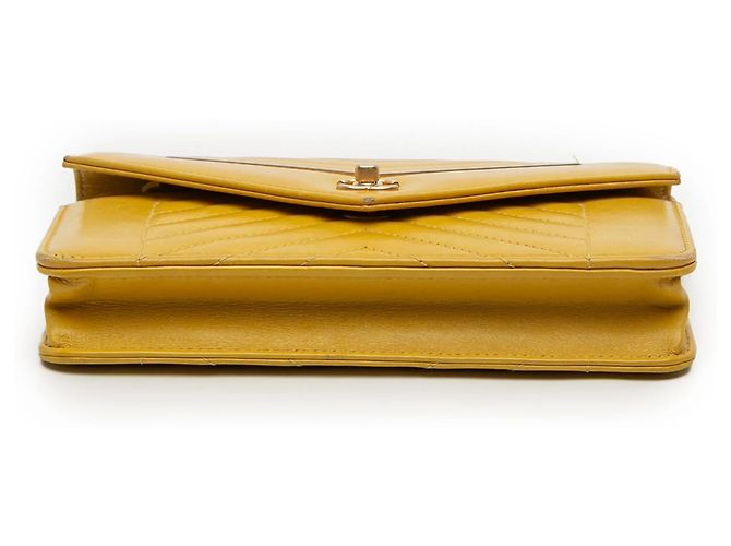 Borsa a tracolla Chanel Small Reversed Chevron in pelle d'agnello gialla Giallo - vista 3
