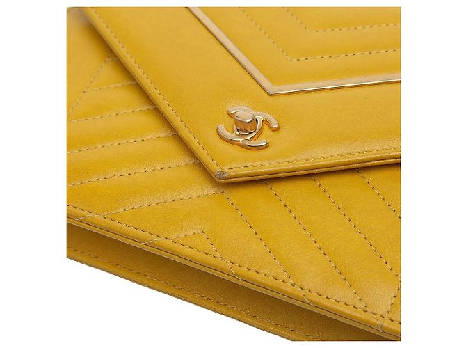 Borsa a tracolla Chanel Small Reversed Chevron in pelle d'agnello gialla Giallo - vista 8