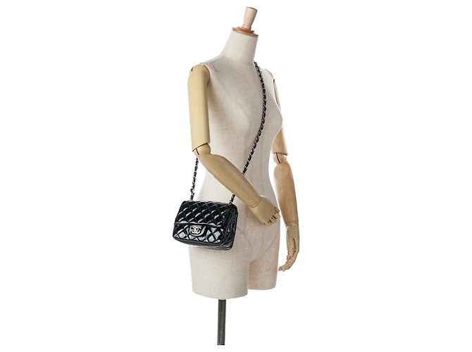 Bolsa Tiracolo Chanel Mini Square Classic em verniz preto com aba única - vista 7