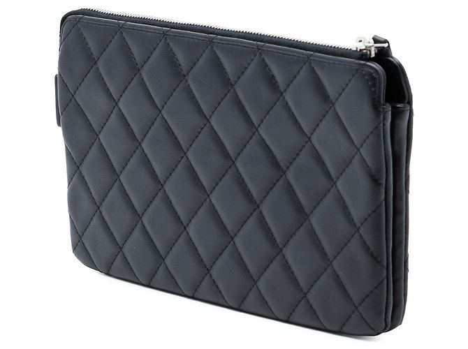 Clutch Chanel CC in pelle d'agnello matelassé nera Nero - vista 2