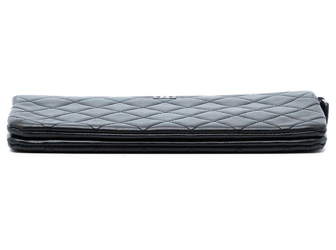 Clutch Chanel CC in pelle d'agnello matelassé nera Nero - vista 3