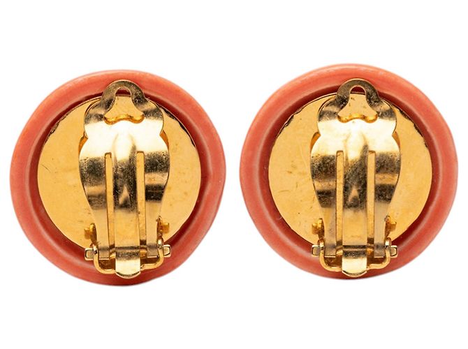 Orecchini a clip rotondi Chanel in resina con logo dorato D'oro - vista 2