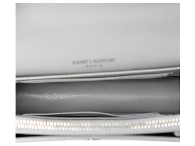 Bolsa Tiracolo Sunset Mini Wallet on Chain em couro com relevo de crocodilo cinza com monograma Saint Laurent - vista 4